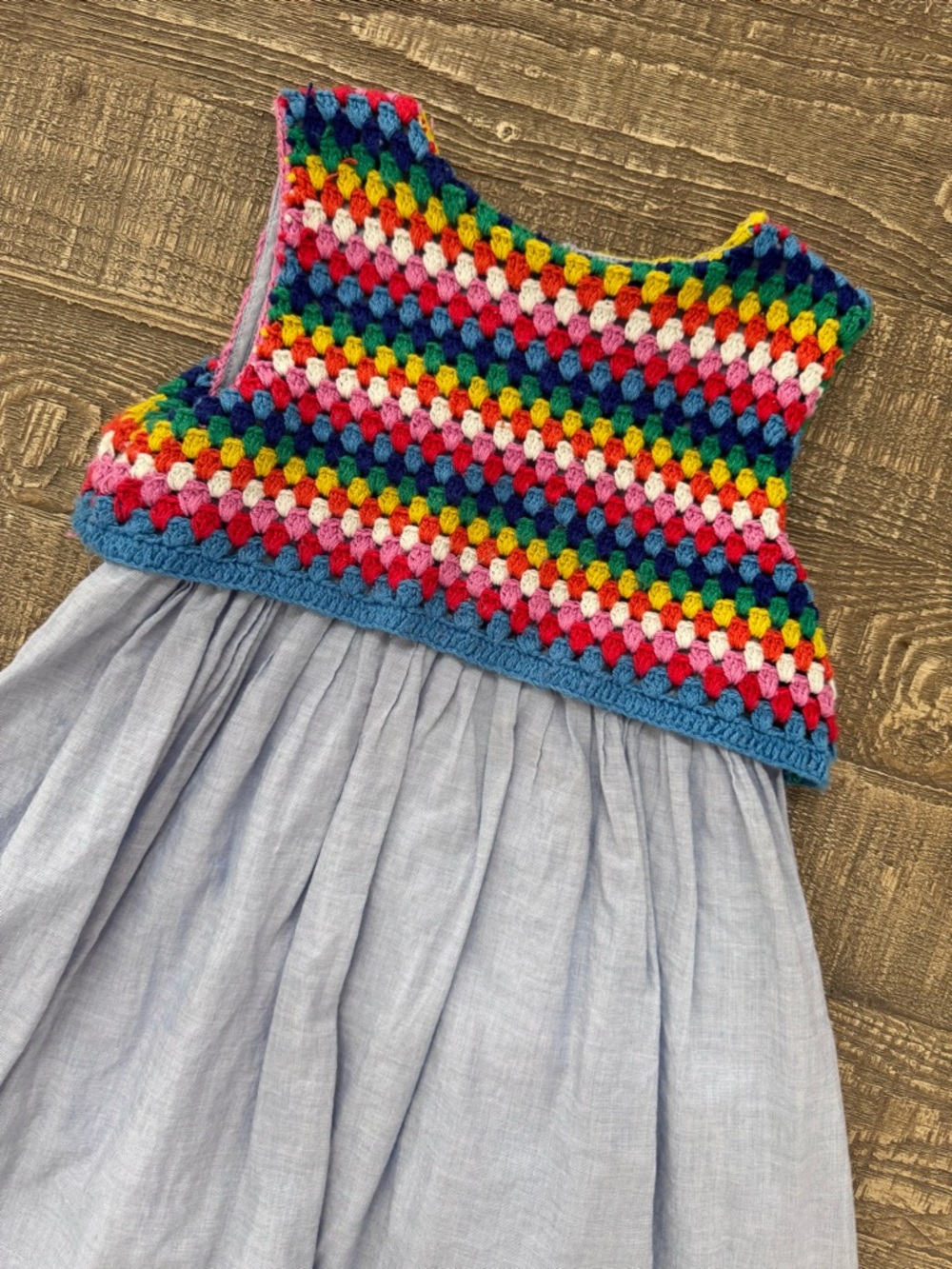 Mini Boden Multicolor Crochet Bodice Light Blue Chambray Skirt Dress size 4/5 - Picture 3 of 7